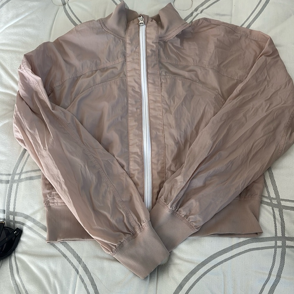 Lululemon wind breaker cropped